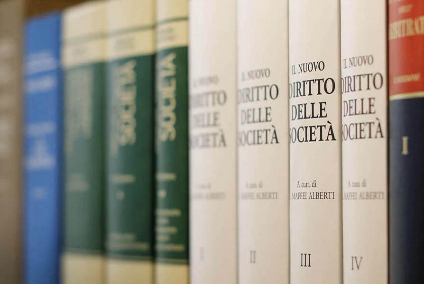 Biblioteca professionale con testi di diritto